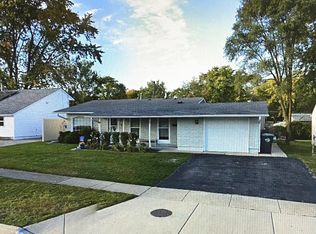 6 E Briarwood Dr, Streamwood, IL 60107