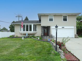 1831 E Camp McDonald Rd, Mount Prospect, IL 60056