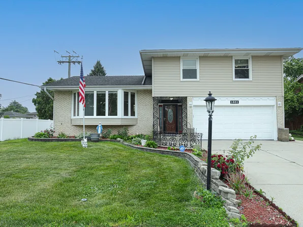 1831 E Camp McDonald Rd, Mount Prospect, IL 60056
