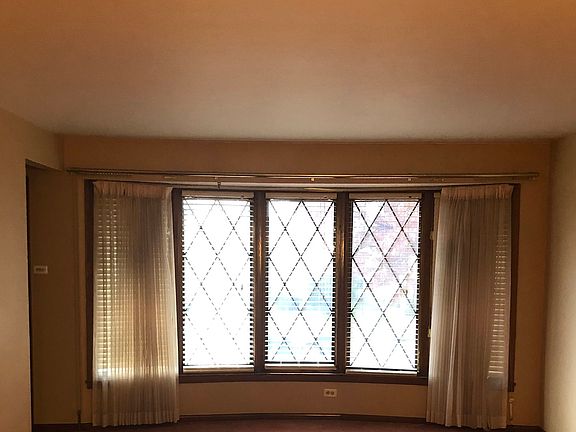 2nd image of 495 Crandon Ave