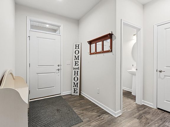 5th image of 28 Wiltshire Cir