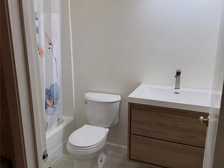 626 Bridgeport Cir #6 — Photo 5