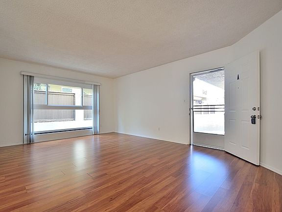 2nd image of 1914 Vanderbilt Ln APT A