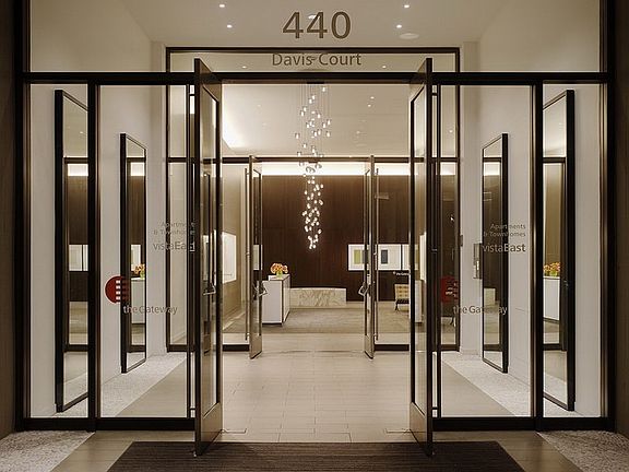 5th image of 440 Davis Ct APT 1516