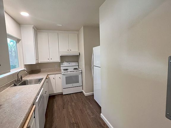 3rd image of 647 W 4th Ave E