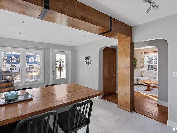 5th image of 418 Brown St