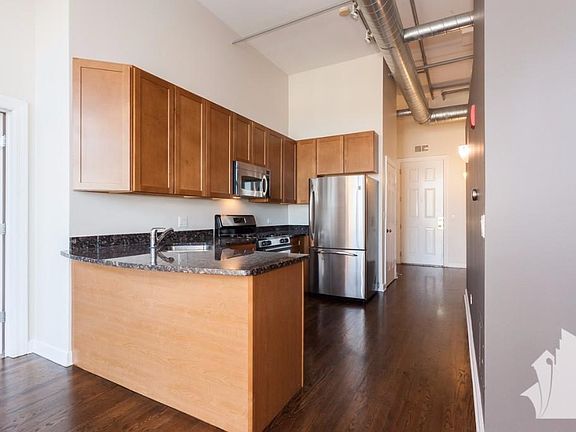 3rd image of 824 W Superior St #609F