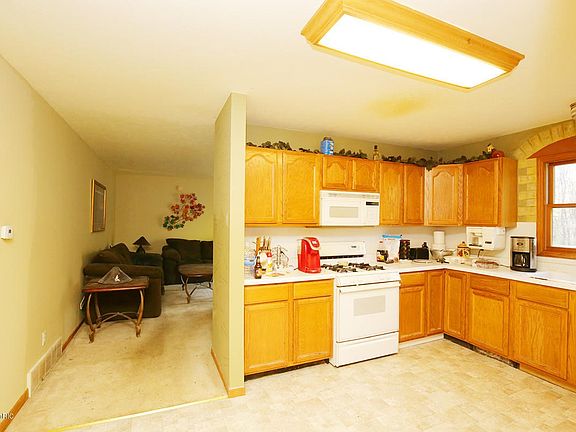 3rd image of 1091 Arlington St