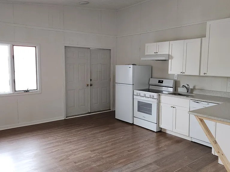 1230 E Main St #3 — Photo 3
