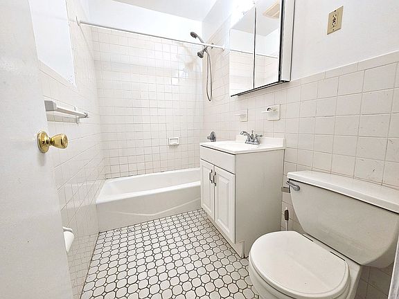 4th image of 138 W 72nd St APT 1B