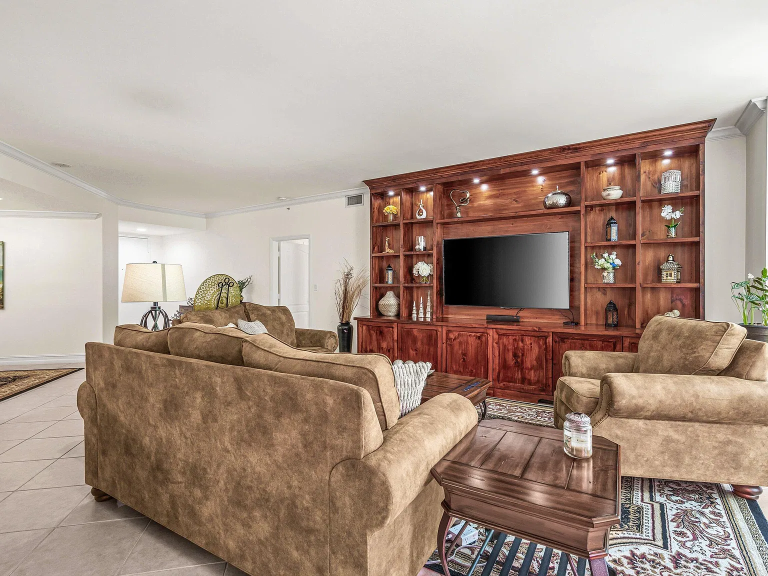 2 bed, 2.5 bath, 1802 sqft, $7,900 — Photo 3