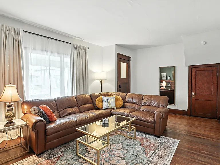 140 Commonwealth Ave — Photo 2