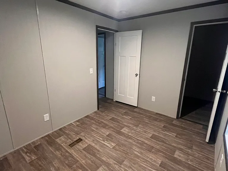 76 Jewel St — Photo 2