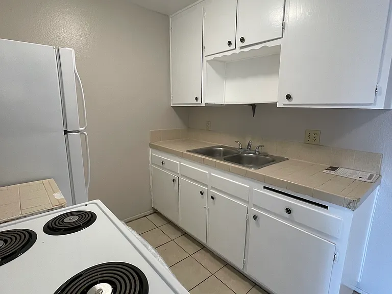 2004 D Ave #11 — Photo 5