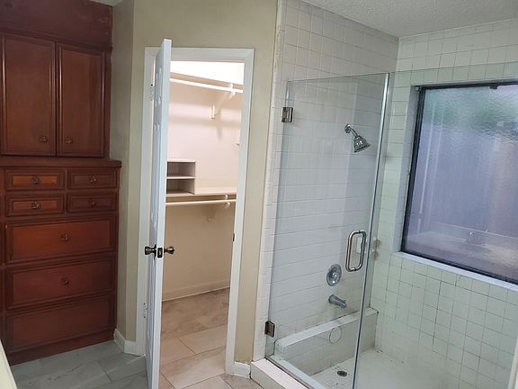 5th image of 402 Red Bud Ln