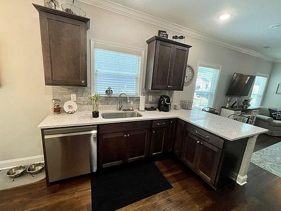 4th image of 576 Bellingham Dr NE
