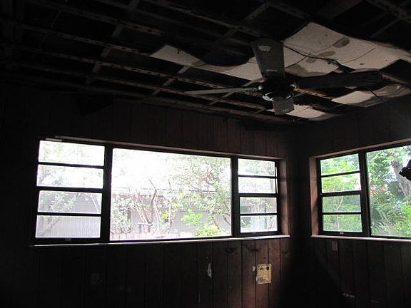 5th image of 102 Iroquois St