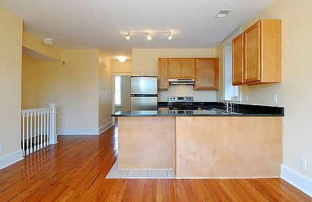 4th image of 1021 S Boyle Ave