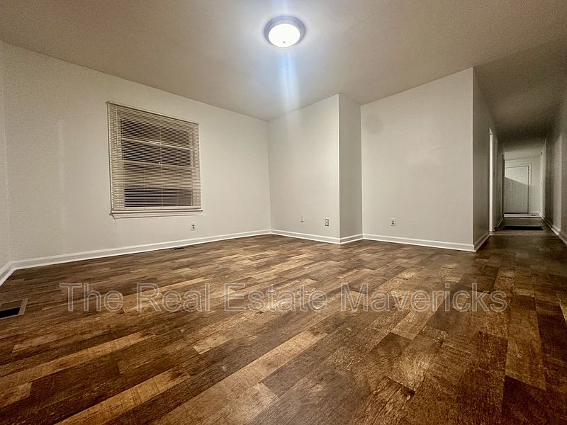 1st image of 1082 E Elmwood Dr