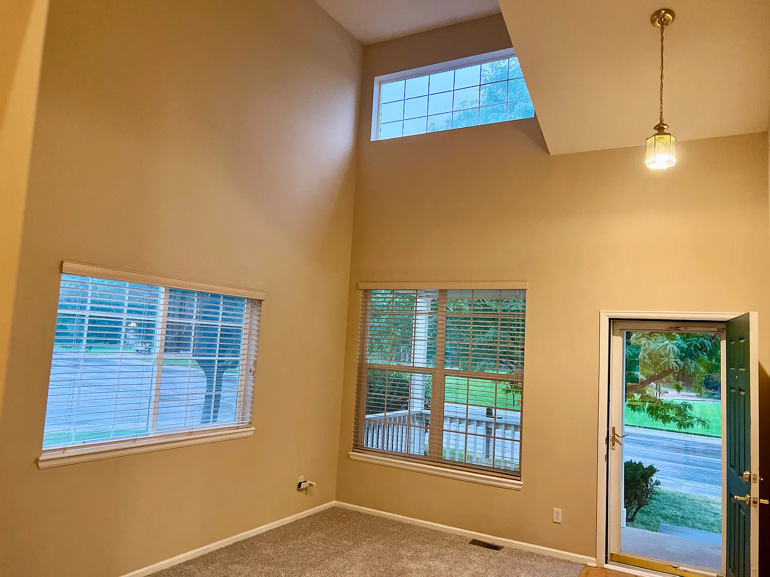 4 bed, 3.5 bath, 2228 sqft, $3,125 — Photo 2