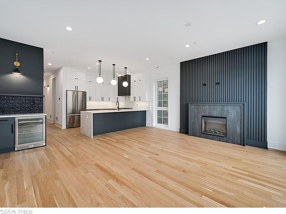 3rd image of 1942 W Belmont Ave #3W