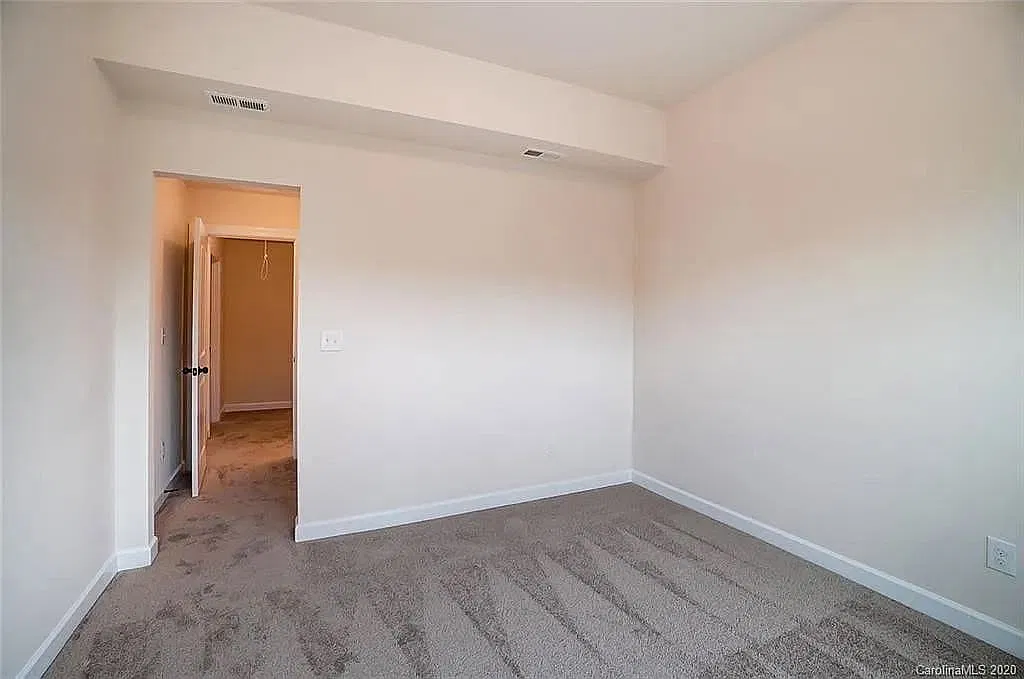 4 bed, 2.5 bath, 3451 sqft, $900 — Photo 2