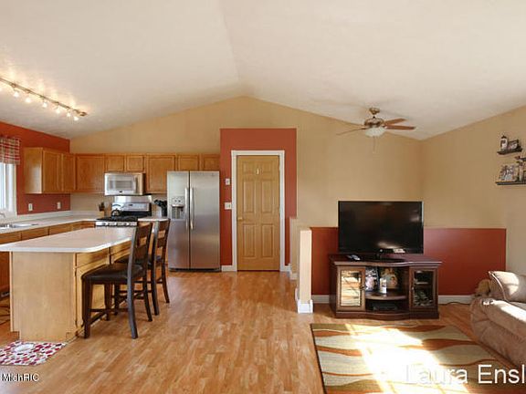 4th image of 13529 Becker Ct NE