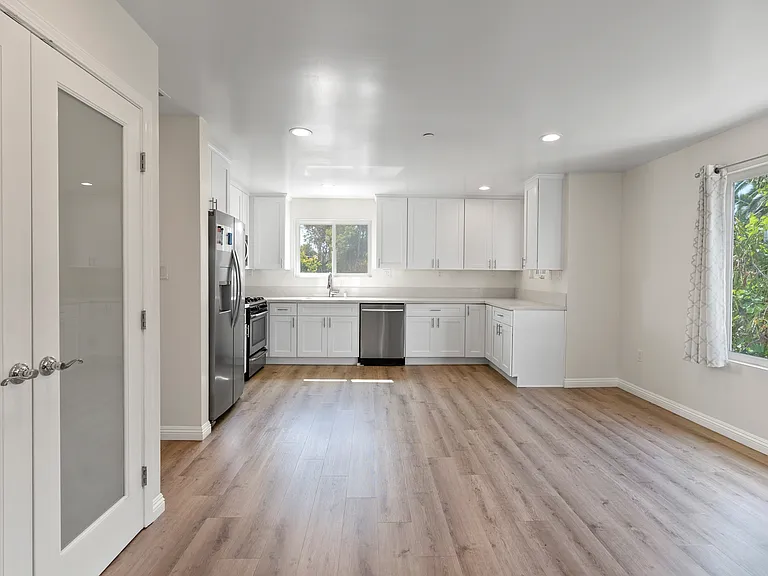 2446 S Dunsmuir Ave — Photo 32