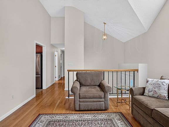 4th image of 3 Greenside Ln