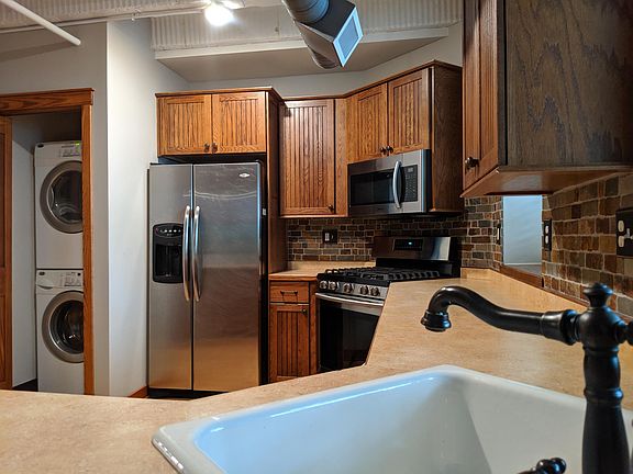 2nd image of 2040 Como Ave Unit 106