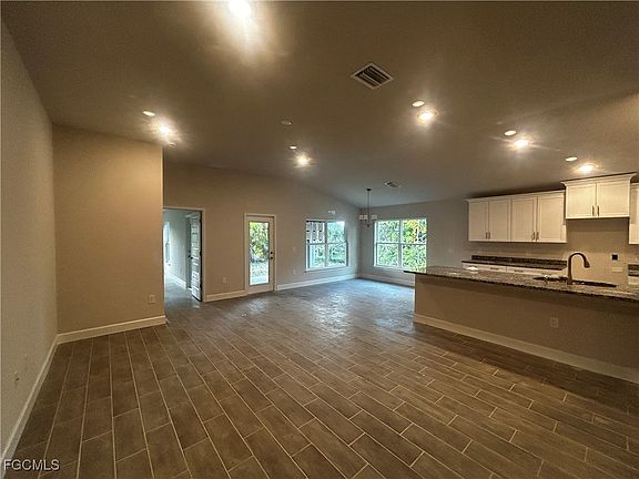 4th image of 3247 Glencove St