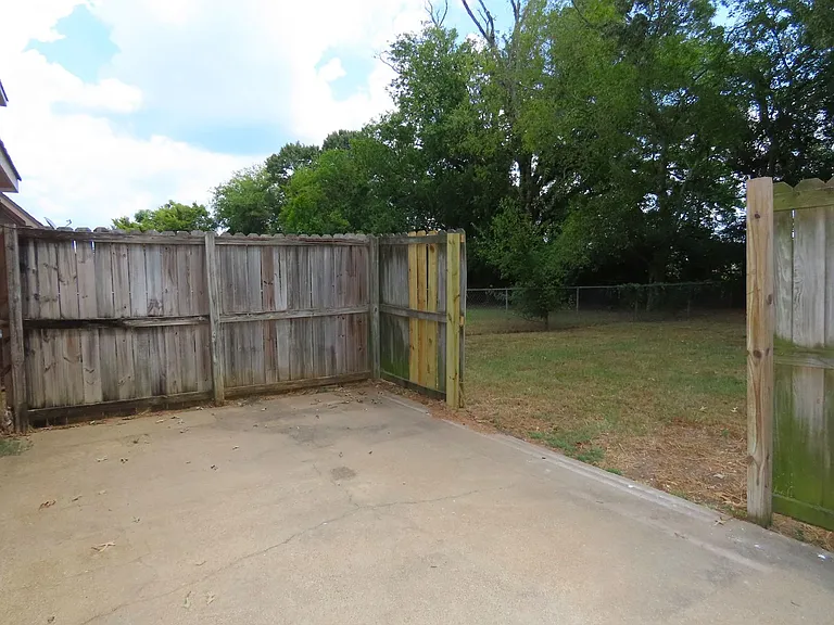704 Kelli — Photo 33