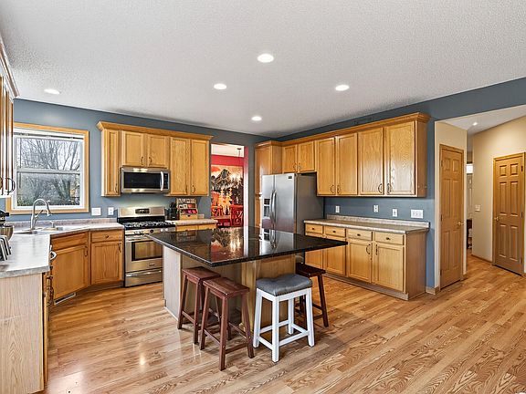 3rd image of 416 Creekwood Cir N