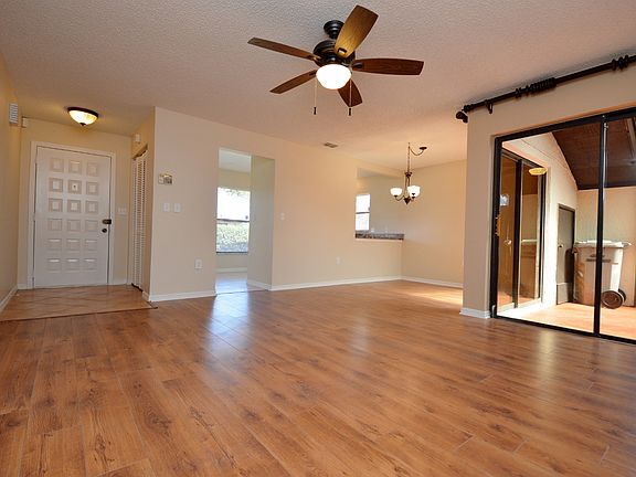 3rd image of 525 Hunter Cir