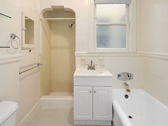 4th image of 2395 Pacific Ave #304