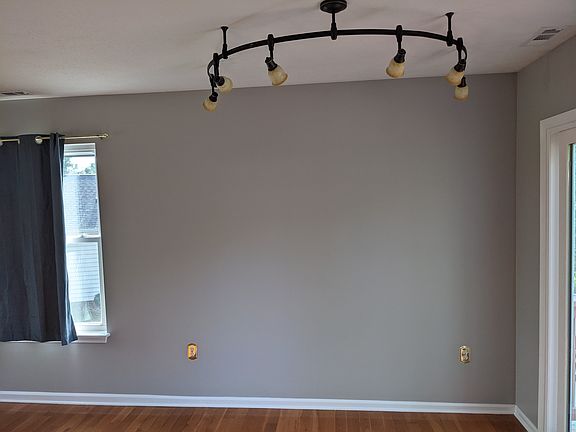 4th image of 750 Warren Ct