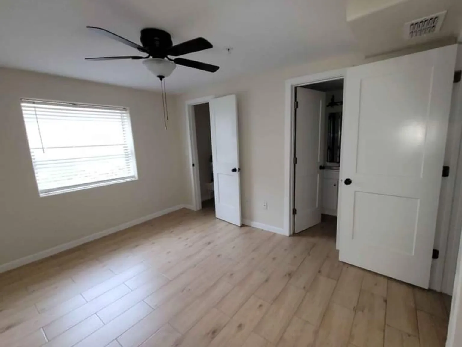 Modern Living at Stone Oak Apartments — Photo 4