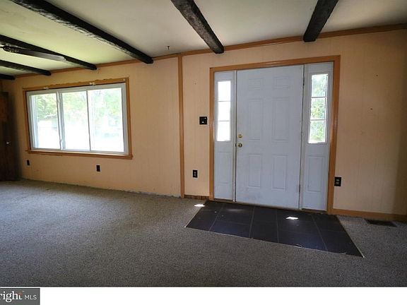 3rd image of 7 Amherst Dr