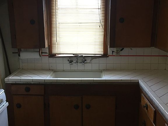 2nd image of 909 Modica St