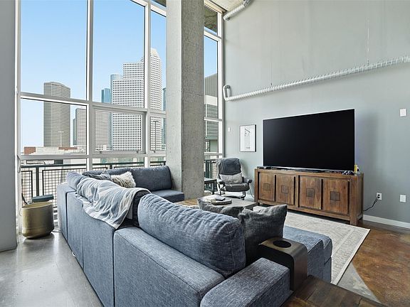 5th image of 2000 Bagby St APT 9422