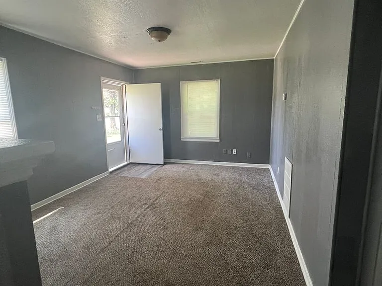 948 N Glendale St — Photo 2