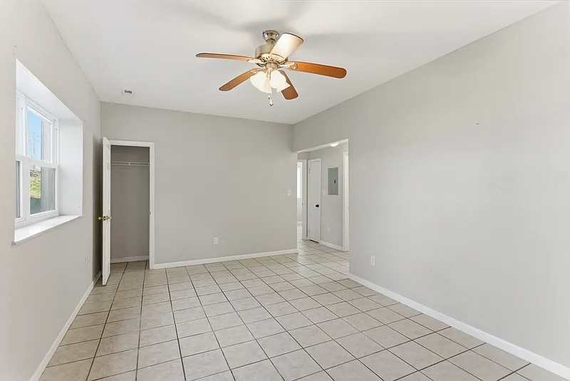 2 bed, 1.0 bath, $1,025 — Photo 4