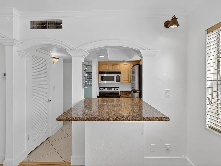 901 NE 3rd St #205 — Photo 8