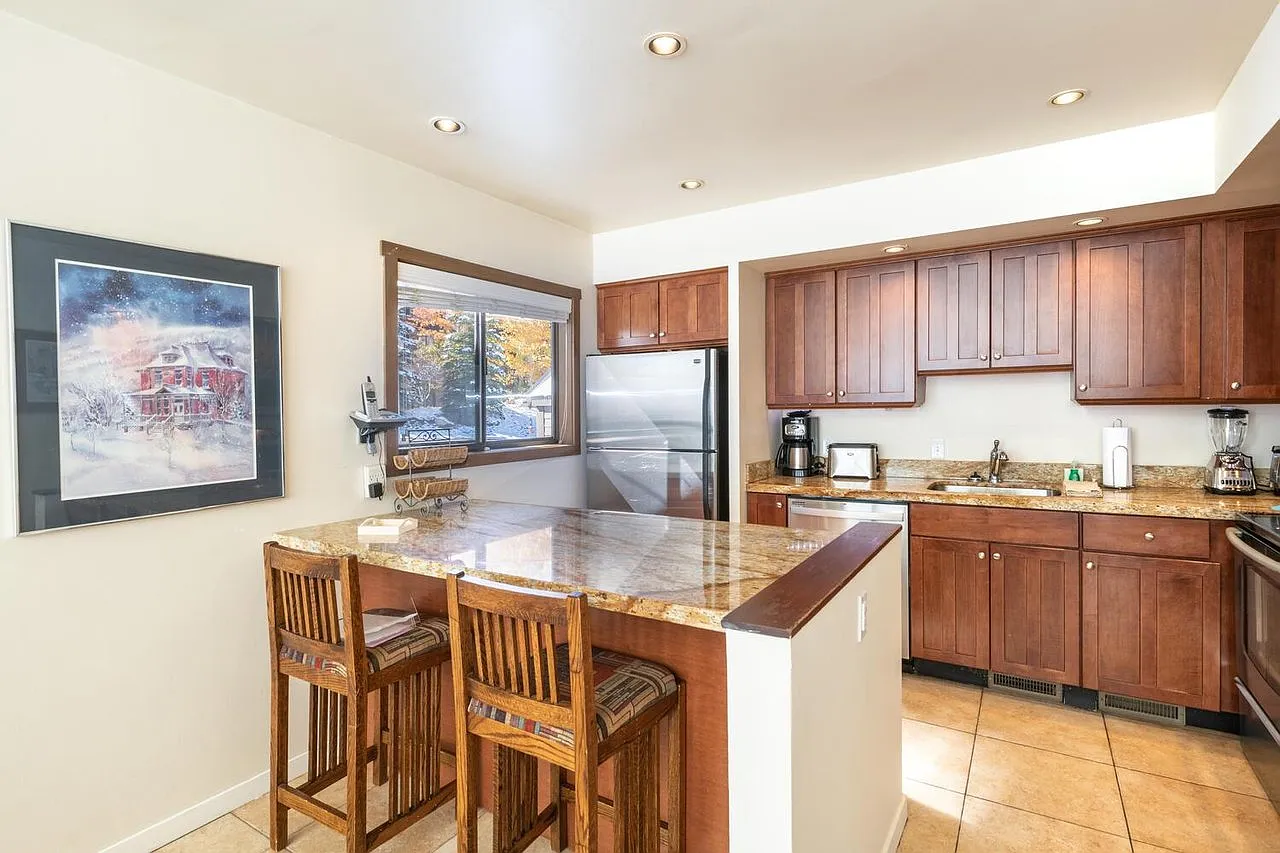 4 bed, 1700 sqft, $4,385 — Photo 2