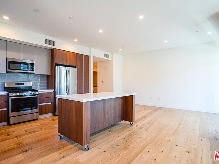 938 S Orange Grove Ave #201 — Photo 3