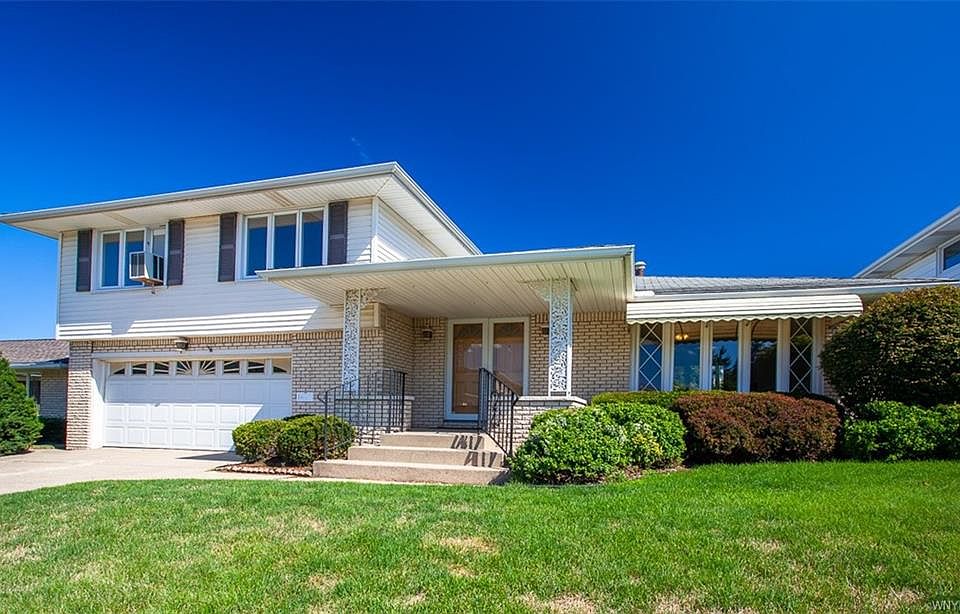 1st image of 8 Villa Moraine Dr