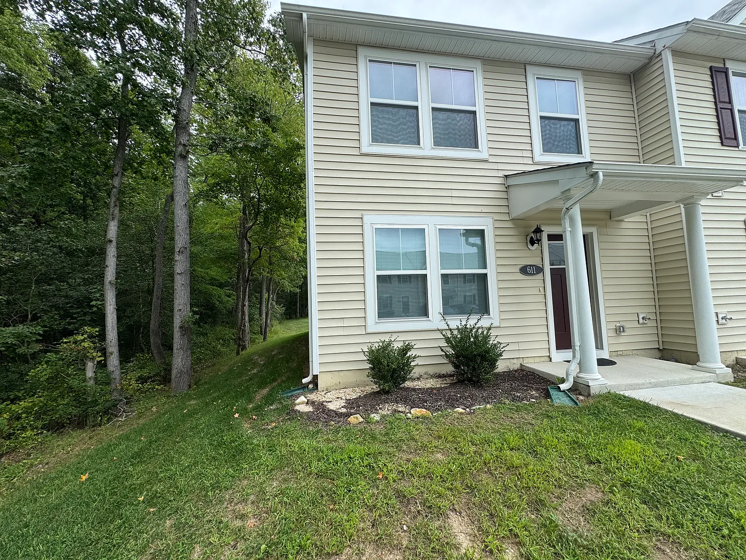 3 bed, 2.5 bath, 1644 sqft, $2,100 — Photo 3