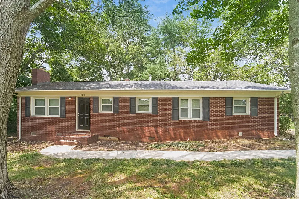 3 bed, 1.5 bath, 1484 sqft, $1,740 — Photo 1