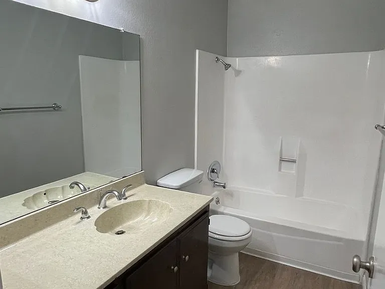 Raintree Garden Apartments — Photo 23
