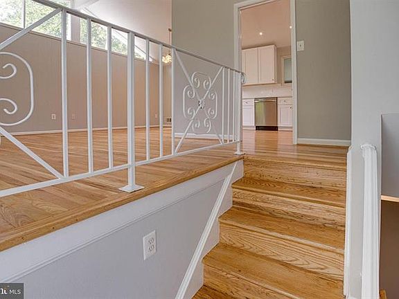 3rd image of 5022 Gainsborough Dr